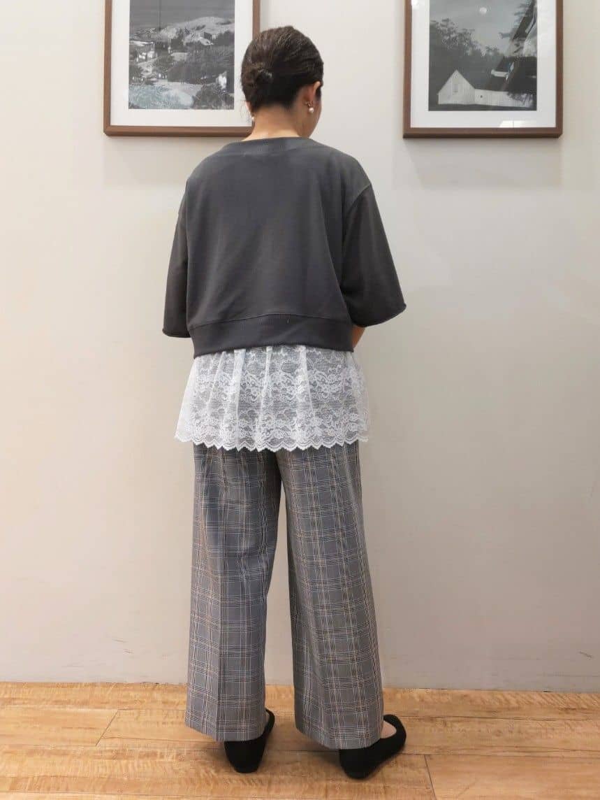 よっこさんの「SHOO･LA･RUE｜【2点セット】ハーフスリーブミニ裏毛プルオーバー＆レースタンクトップセット」を使ったコーディネート