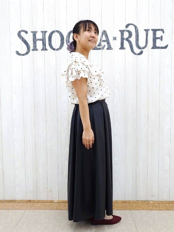 とろろさんの「SHOO･LA･RUE｜【無地/ドット柄】お袖フリルが華やぐ きれいめブラウス」を使ったコーディネート