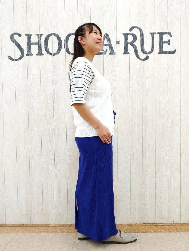 とろろさんの「SHOO･LA･RUE｜【S-LL】ゴールドボタンが上品 大人のニットベスト」を使ったコーディネート