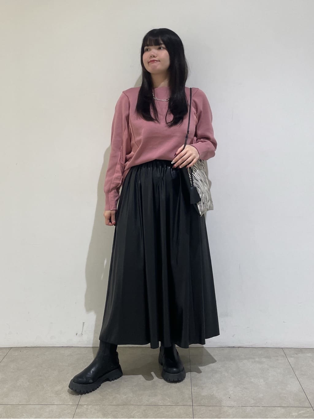 emikaさんの「INDIVI｜【洗える／選べる8色】トーンアップニット」を使ったコーディネート