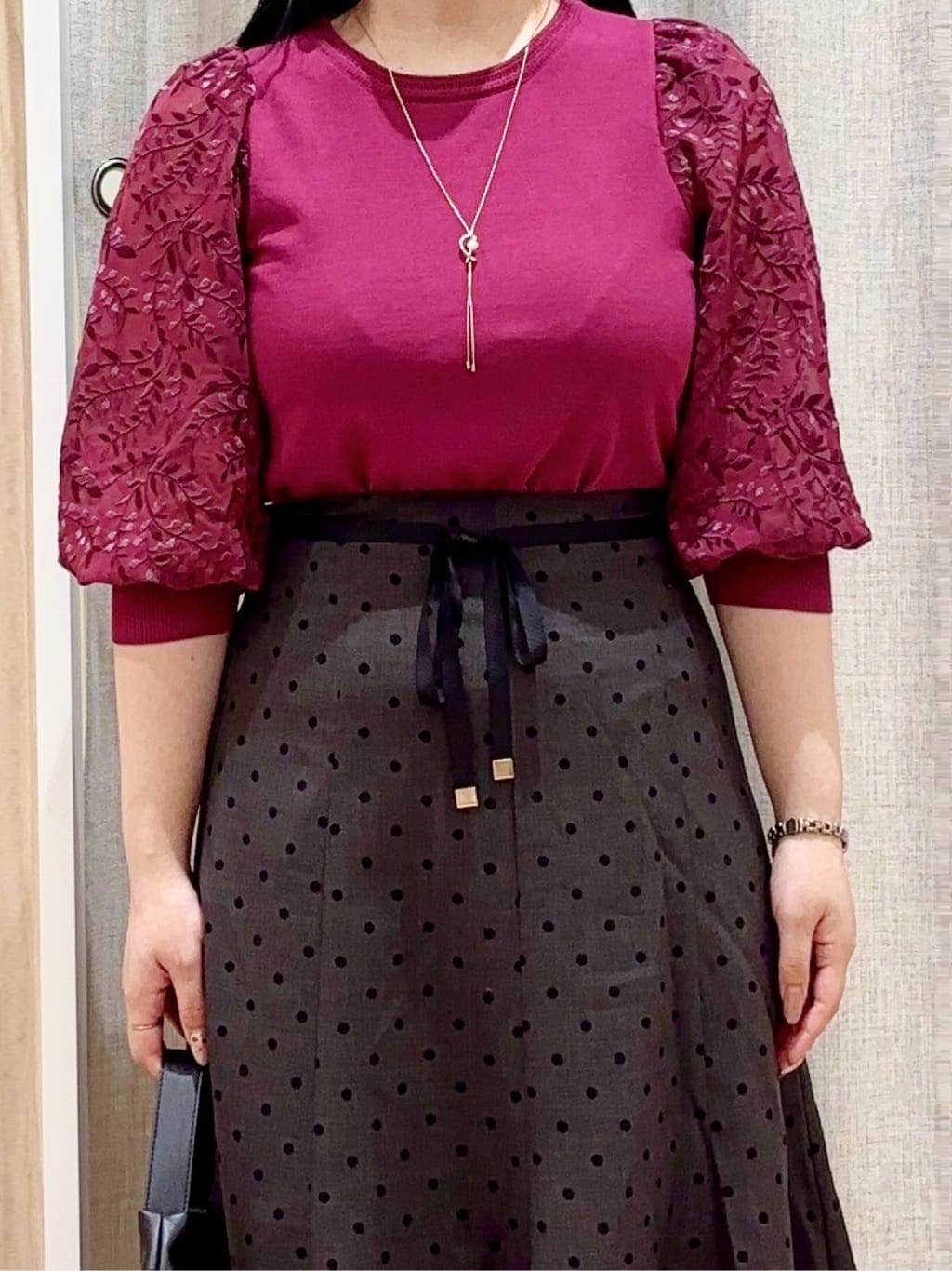 minamiさんの「grove｜【二の腕カバー】繊細さと上品さをまとう袖刺繍プルオーバーニット」を使ったコーディネート