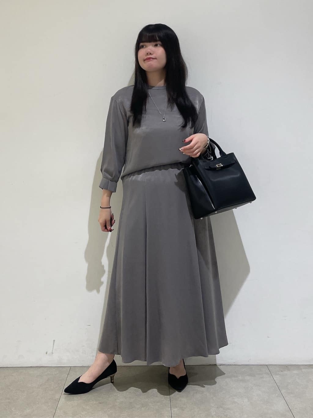 emikaさんの「INDIVI｜【セットアップ可能】スエード調サテンブラウス」を使ったコーディネート