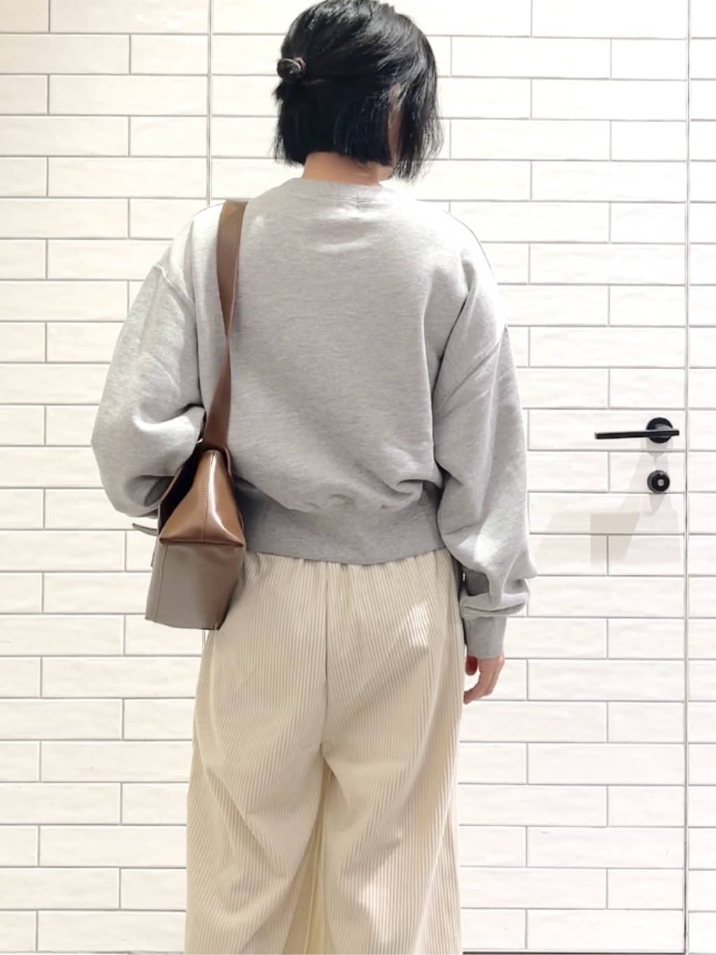 しおりさんの「OPAQUE.CLIP｜ゴーデュロイジャージイージーワイドパンツ【洗濯機OK】」を使ったコーディネート