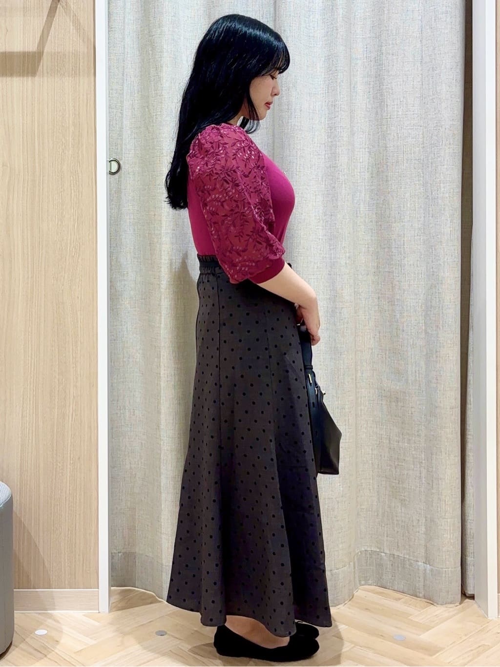 minamiさんの「grove｜【二の腕カバー】繊細さと上品さをまとう袖刺繍プルオーバーニット」を使ったコーディネート