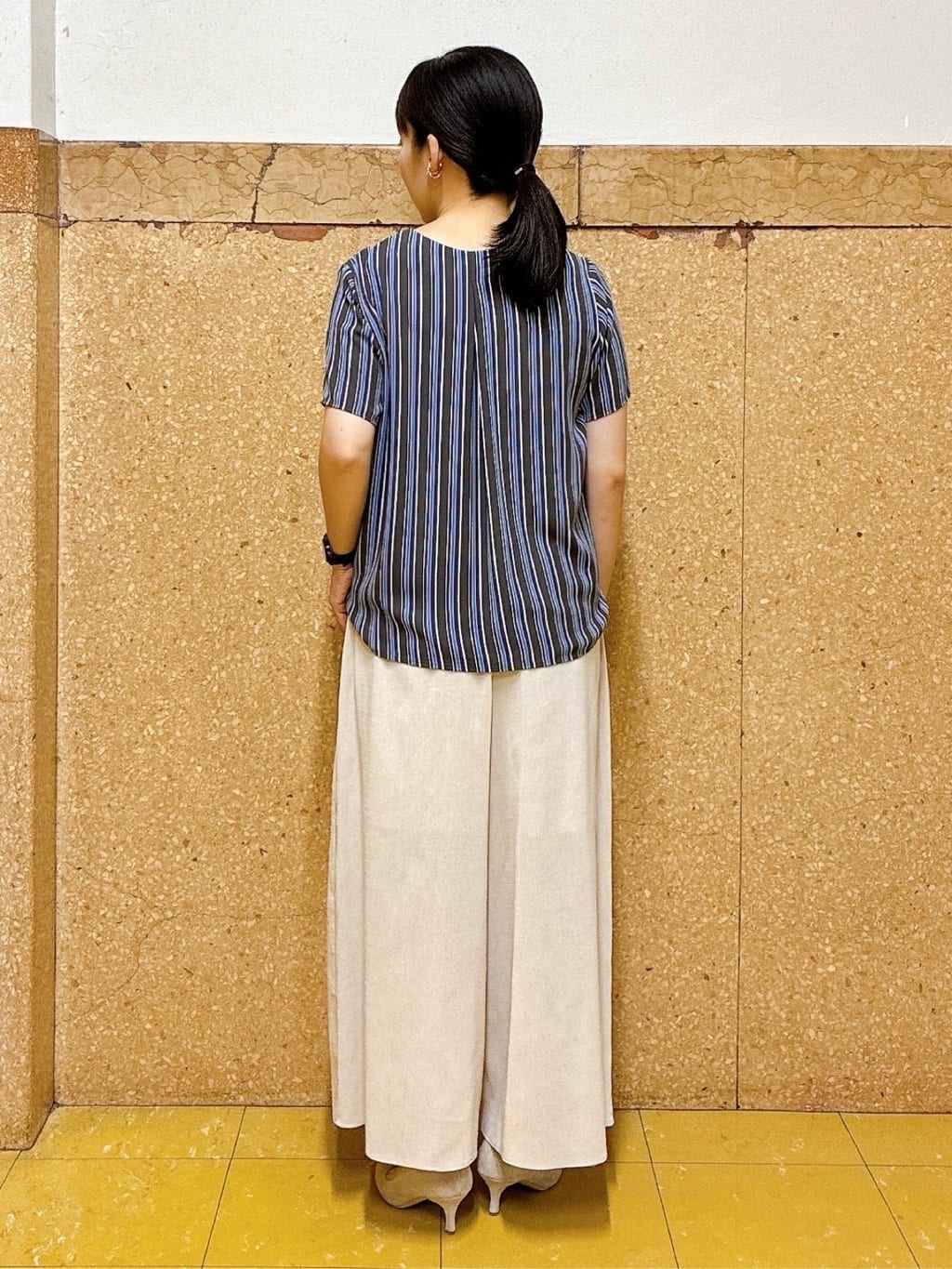 hattoriさんの「INDIVI｜【洗える／通勤】無地＆マルチストライプ柄Vネックブラウス」を使ったコーディネート