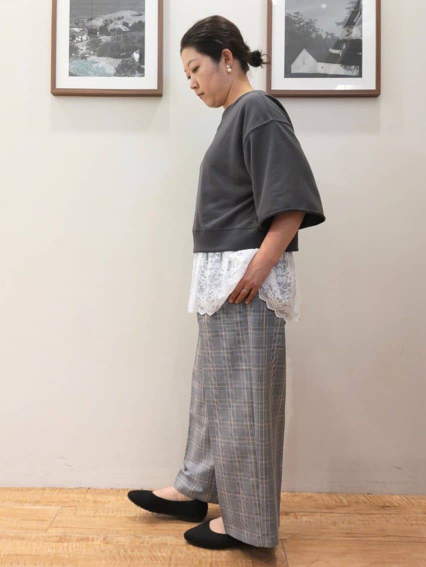 よっこさんの「SHOO･LA･RUE｜【2点セット】ハーフスリーブミニ裏毛プルオーバー＆レースタンクトップセット」を使ったコーディネート