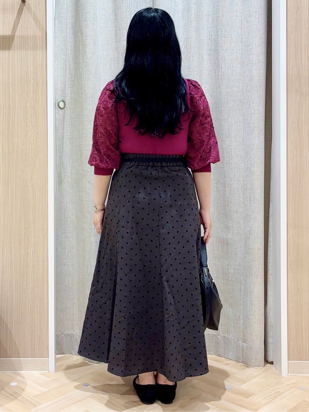 minamiさんの「grove｜【二の腕カバー】繊細さと上品さをまとう袖刺繍プルオーバーニット」を使ったコーディネート