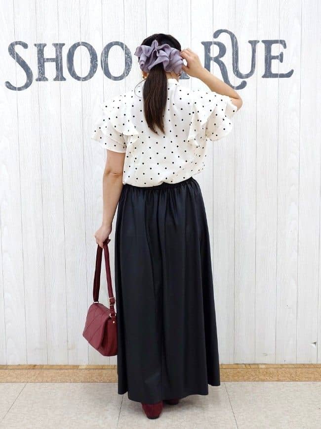 とろろさんの「SHOO･LA･RUE｜【無地/ドット柄】お袖フリルが華やぐ きれいめブラウス」を使ったコーディネート
