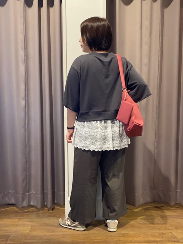 いーいさんの「SHOO･LA･RUE｜【2点セット】ハーフスリーブミニ裏毛プルオーバー＆レースタンクトップセット」を使ったコーディネート