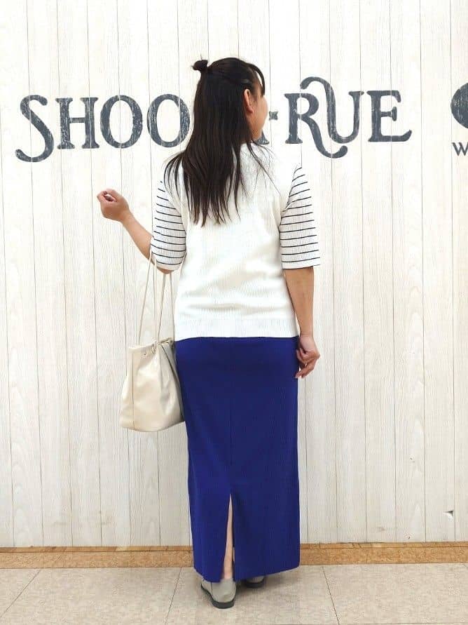 とろろさんの「SHOO･LA･RUE｜【S-LL】ゴールドボタンが上品 大人のニットベスト」を使ったコーディネート