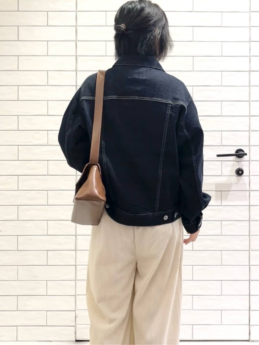 しおりさんの「OPAQUE.CLIP｜ゴーデュロイジャージイージーワイドパンツ【洗濯機OK】」を使ったコーディネート