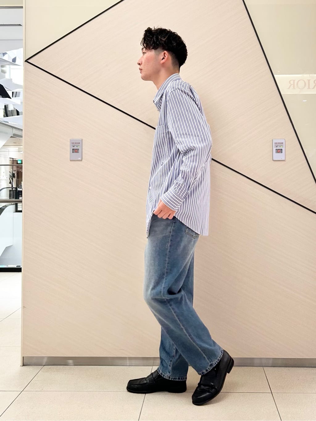 千葉亮太さんの「DRESSTERIOR｜THOMAS MASON ストライプシャツ」を使ったコーディネート