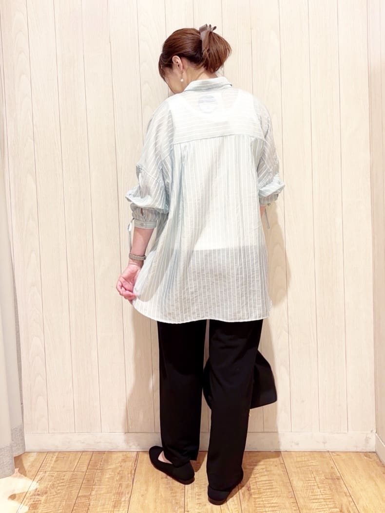 あいこさんの「SHOO･LA･RUE｜【S-LL】程よい透け感 ストライプ柄 お袖ギャザーデザインシャツ」を使ったコーディネート