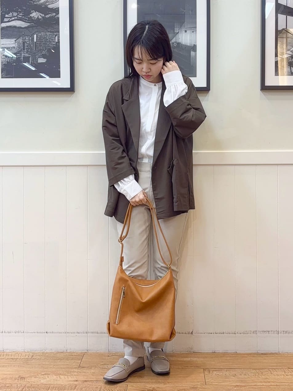 えぬさんの「SHOO･LA･RUE｜【洗濯後しわになりにくい/吸水速乾/UVカット】着こなしで雰囲気いろいろ　お袖シャーリングシャツ」を使ったコーディネート