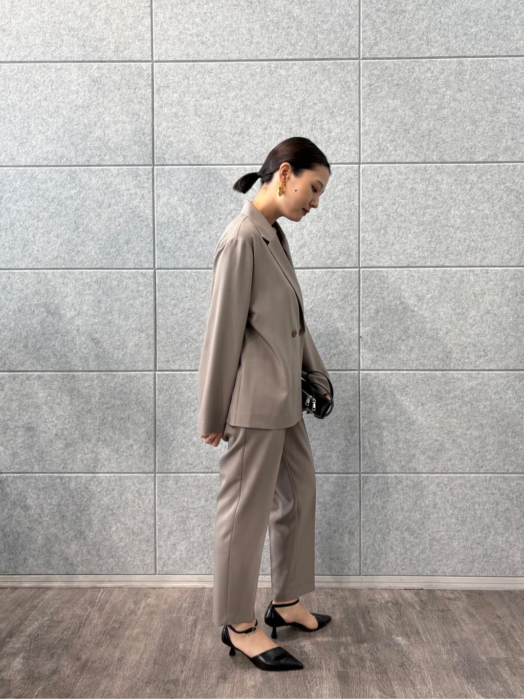 ayanoさんの「INDIVI｜Comfy SET UP｜イージーテーパードパンツ【セットアップ対応／通勤/カセット服】」を使ったコーディネート