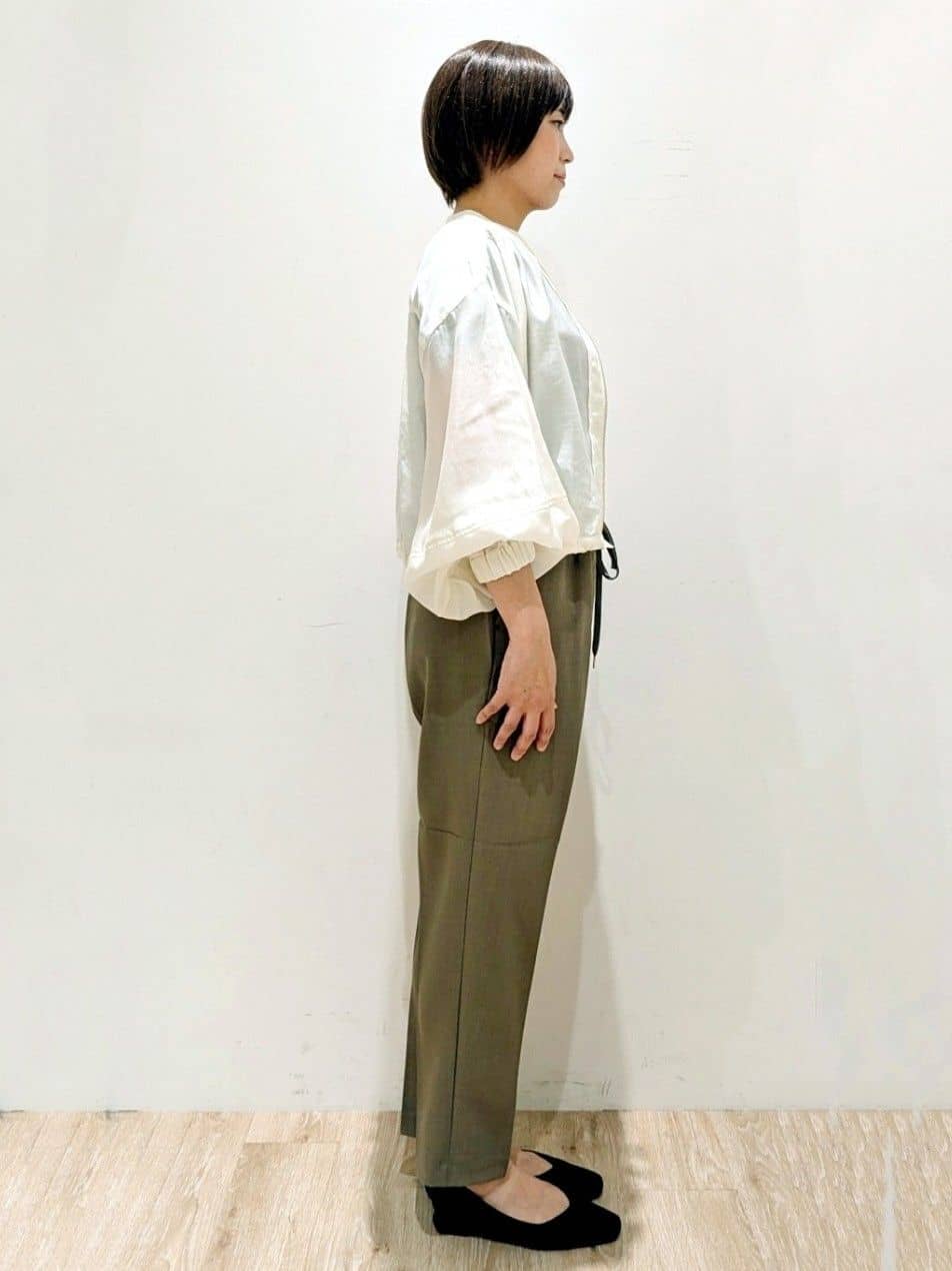 SHIMAKOさんの「OPAQUE.CLIP｜ストレッチ美脚イージーテーパードパンツ【防シワ／洗濯機洗い可】」を使ったコーディネート