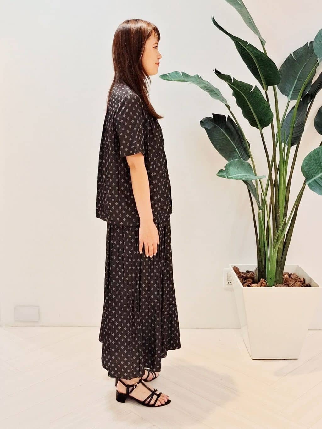 YuKaRiさんの「UNTITLED｜【セットアップ可/リラクシー/通勤】スクエアジオメ柄ブラウス」を使ったコーディネート
