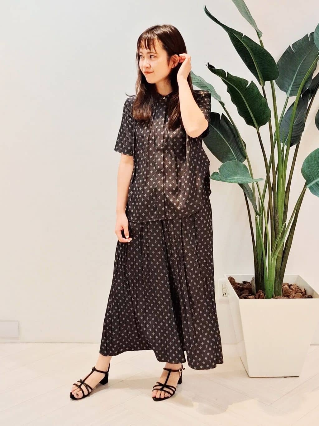 YuKaRiさんの「UNTITLED｜【セットアップ可/リラクシー/通勤】スクエアジオメ柄ブラウス」を使ったコーディネート