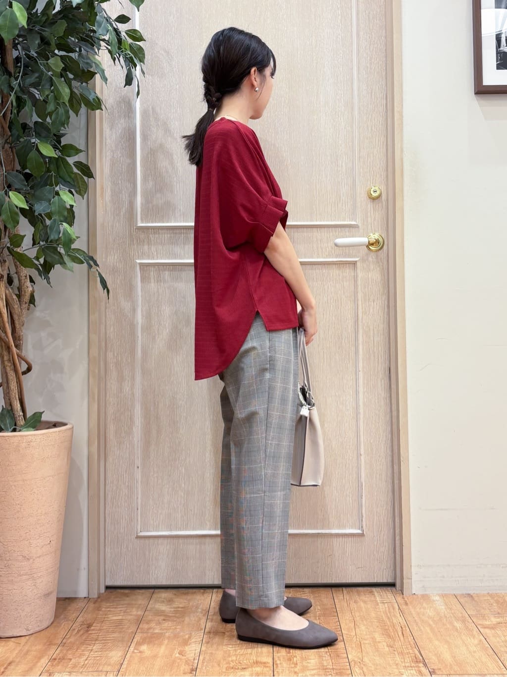 なみさんの「SHOO･LA･RUE｜【洗える】お袖のタックがアクセント インせず着られる さらさらドルマントップス」を使ったコーディネート