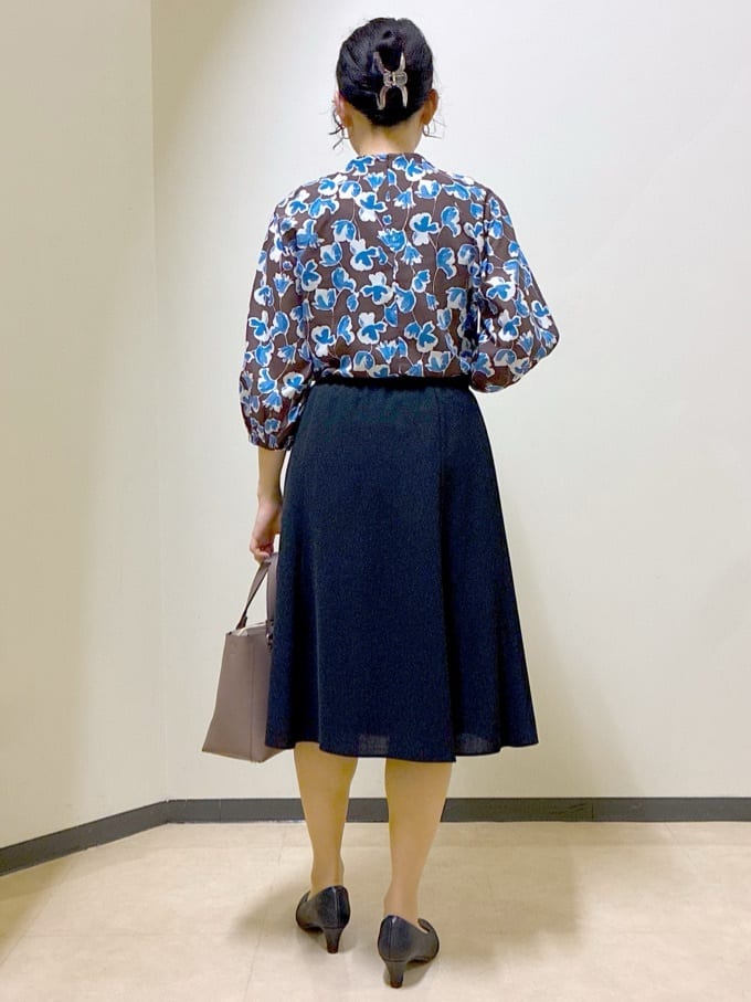  beni_gingerさんの「Reflect｜【ジャケットのインナーにおすすめ◎】花柄タックデザインブブラウス」を使ったコーディネート