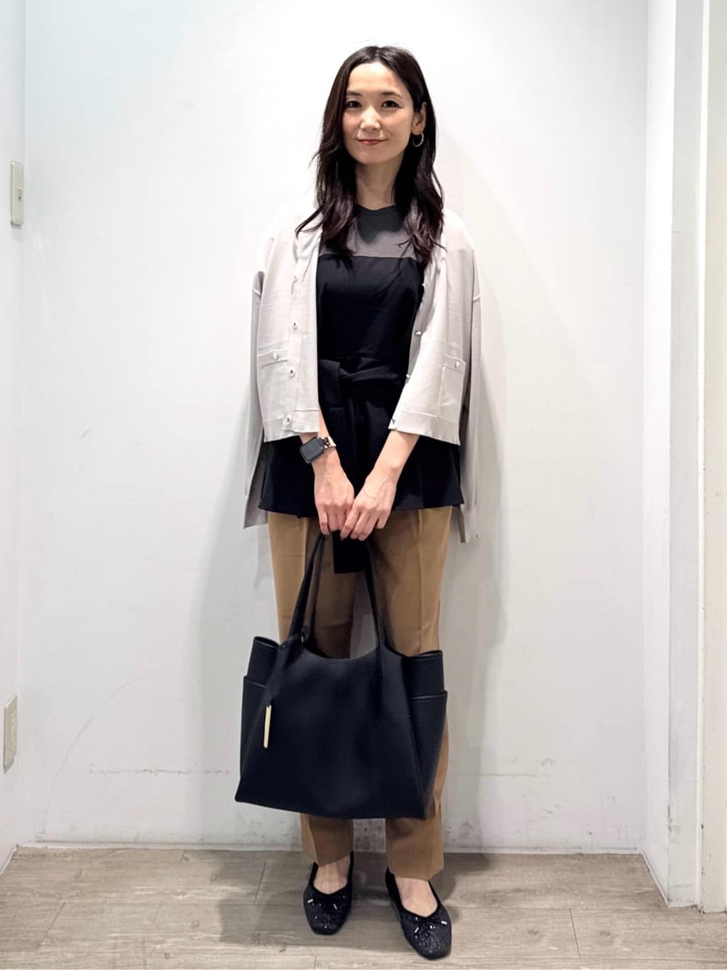 yuicciさんの「OPAQUE.CLIP｜リラクシーVネックニットカーディガン【UVケア／接触冷感／洗濯機洗い可／抗ピル】」を使ったコーディネート