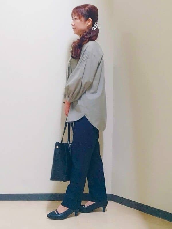 花さんの「Reflect｜【程よいゆとり感／体型カバー】ピンタックデザインシャンブレーブラウス」を使ったコーディネート