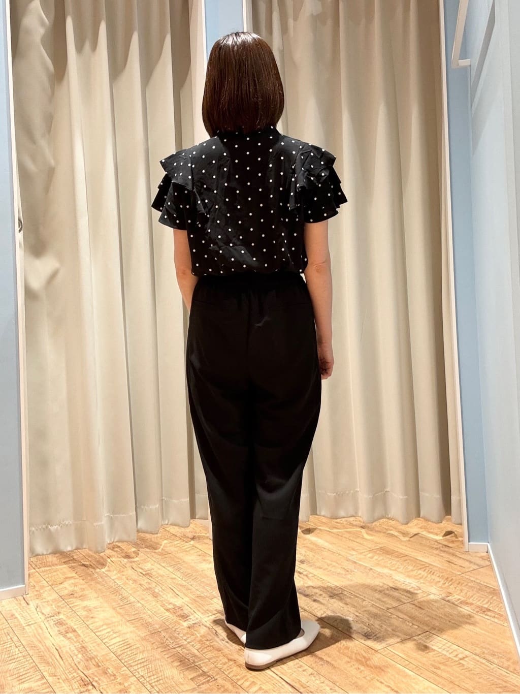 rieさんの「SHOO･LA･RUE｜【無地/ドット柄】お袖フリルが華やぐ きれいめブラウス」を使ったコーディネート