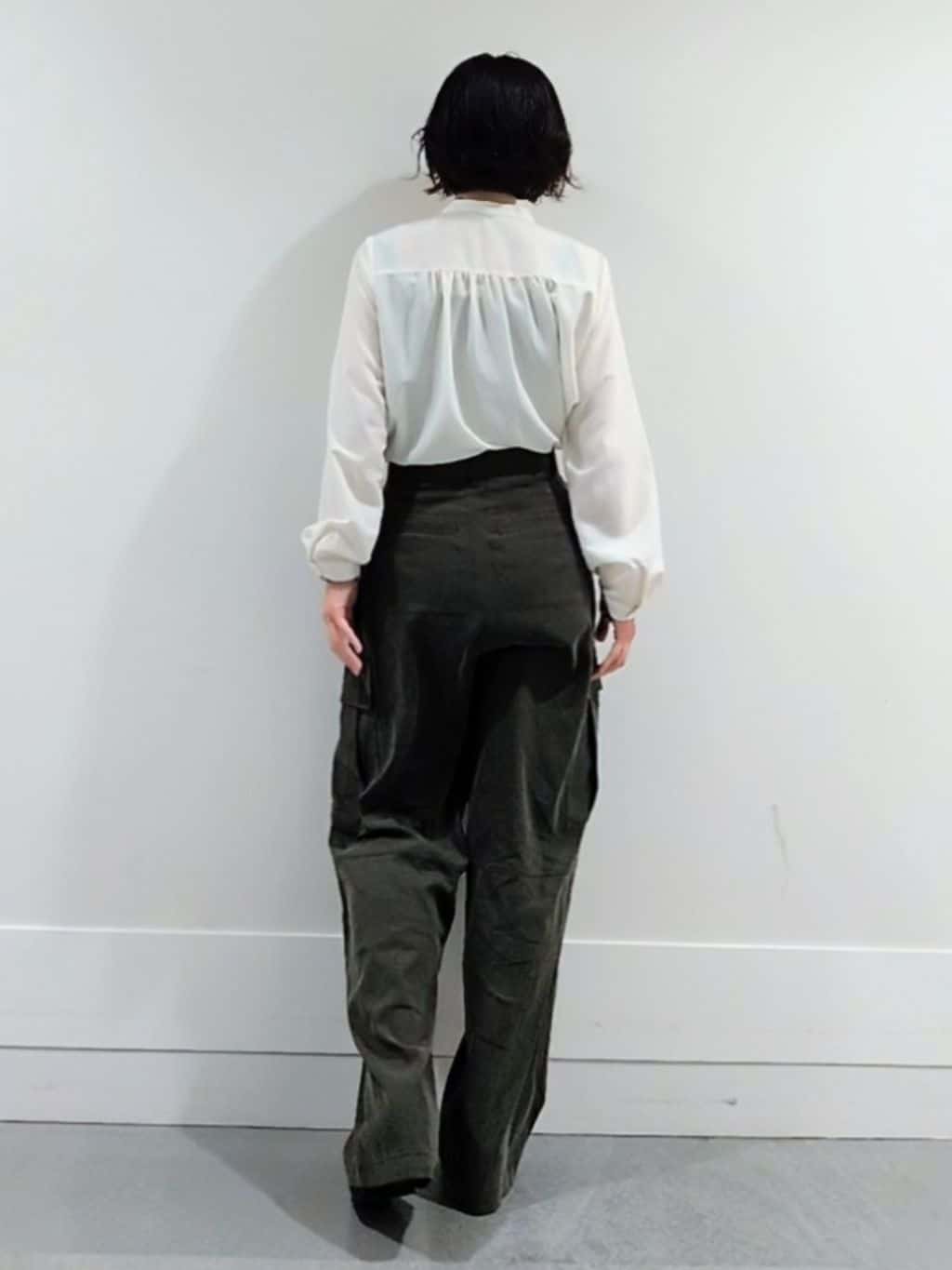 ミズタさんの「UNTITLED｜【1枚で着映え/オンオフ着回し】フリルサテンブラウス」を使ったコーディネート