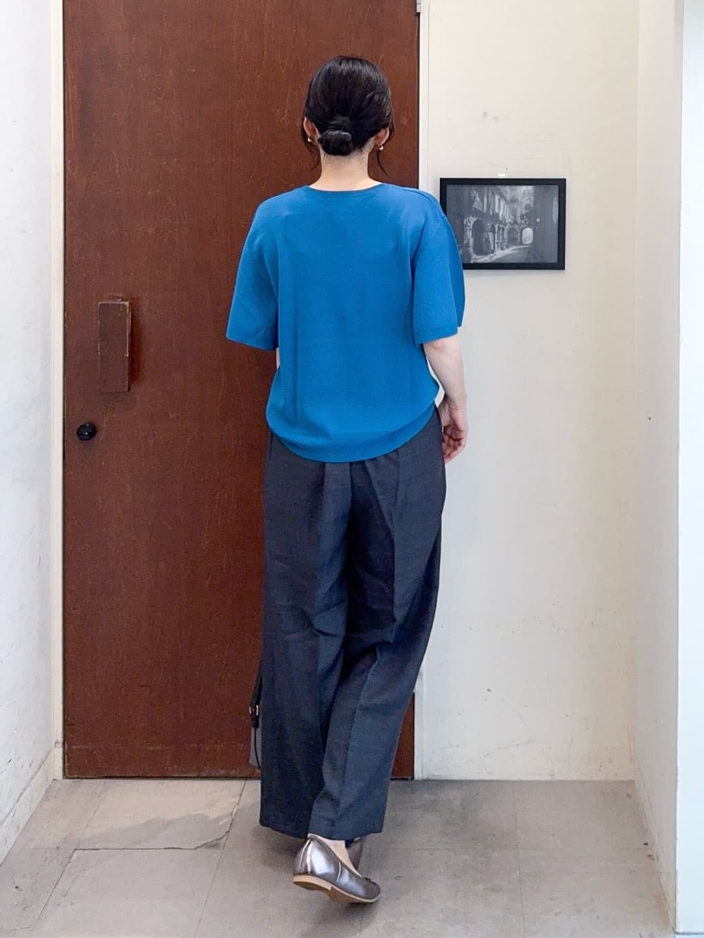 𝐇𝐢𝐫𝐨𝐦𝐢さんの「SHOO･LA･RUE｜【S-LL/洗濯後しわになりにくい】ゴールドパーツできれい見え 麻調タックワイドパンツ」を使ったコーディネート
