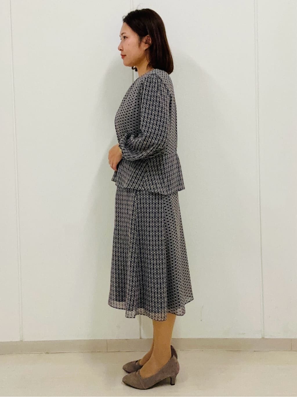 haseさんの「Reflect｜【きちんと見え／セットアップ可／通勤におすすめ◎】ペプラムプリントブラウス」を使ったコーディネート