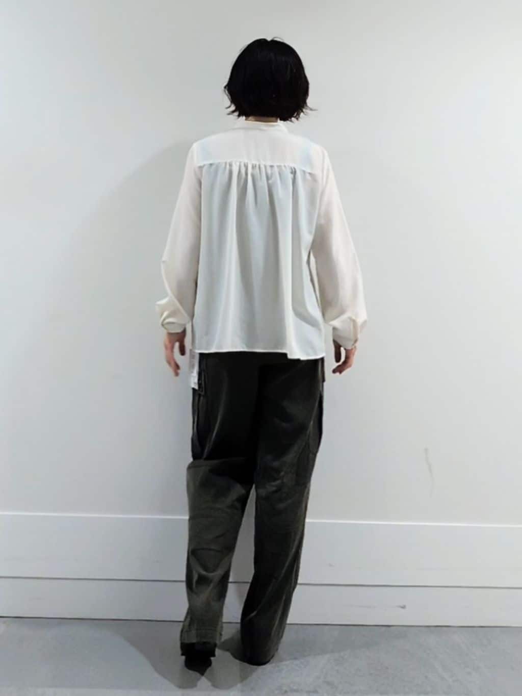 ミズタさんの「UNTITLED｜【1枚で着映え/オンオフ着回し】フリルサテンブラウス」を使ったコーディネート