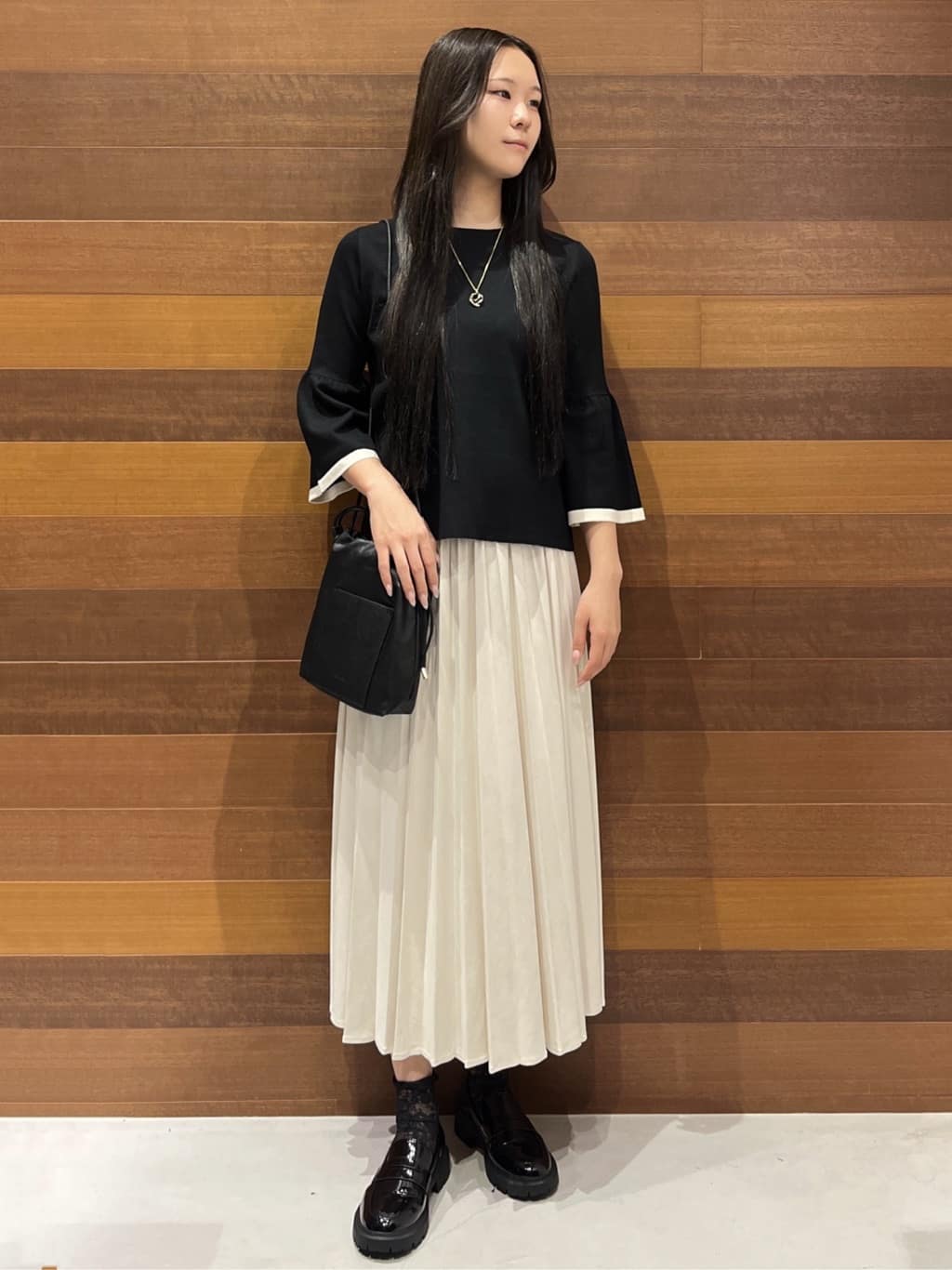 さやさんの「OPAQUE.CLIP｜フェイクスウェードプリーツスカート【静電気防止加工／洗濯機OK】」を使ったコーディネート