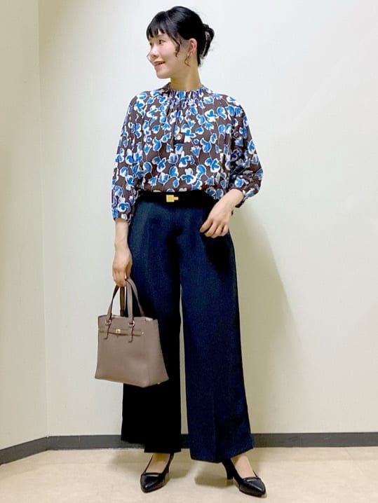  beni_gingerさんの「Reflect｜【ジャケットのインナーにおすすめ◎】花柄タックデザインブブラウス」を使ったコーディネート