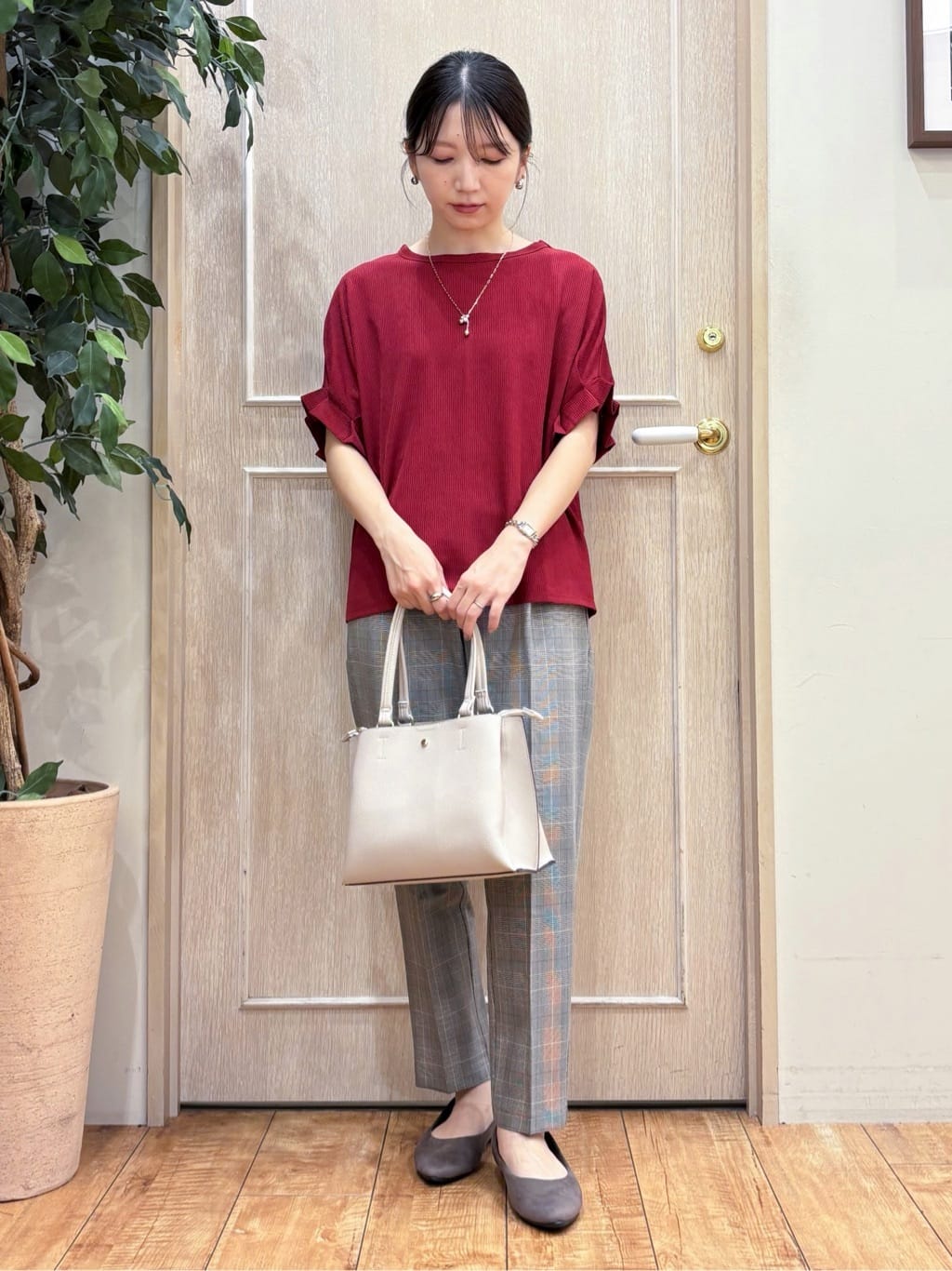なみさんの「SHOO･LA･RUE｜【洗える】お袖のタックがアクセント インせず着られる さらさらドルマントップス」を使ったコーディネート