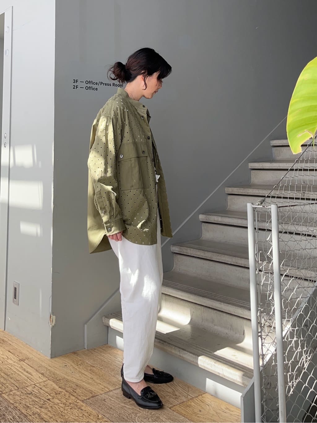 神野（jinno）さんの「TAKEO KIKUCHI｜ツイルオパールオーバーシャツ」を使ったコーディネート