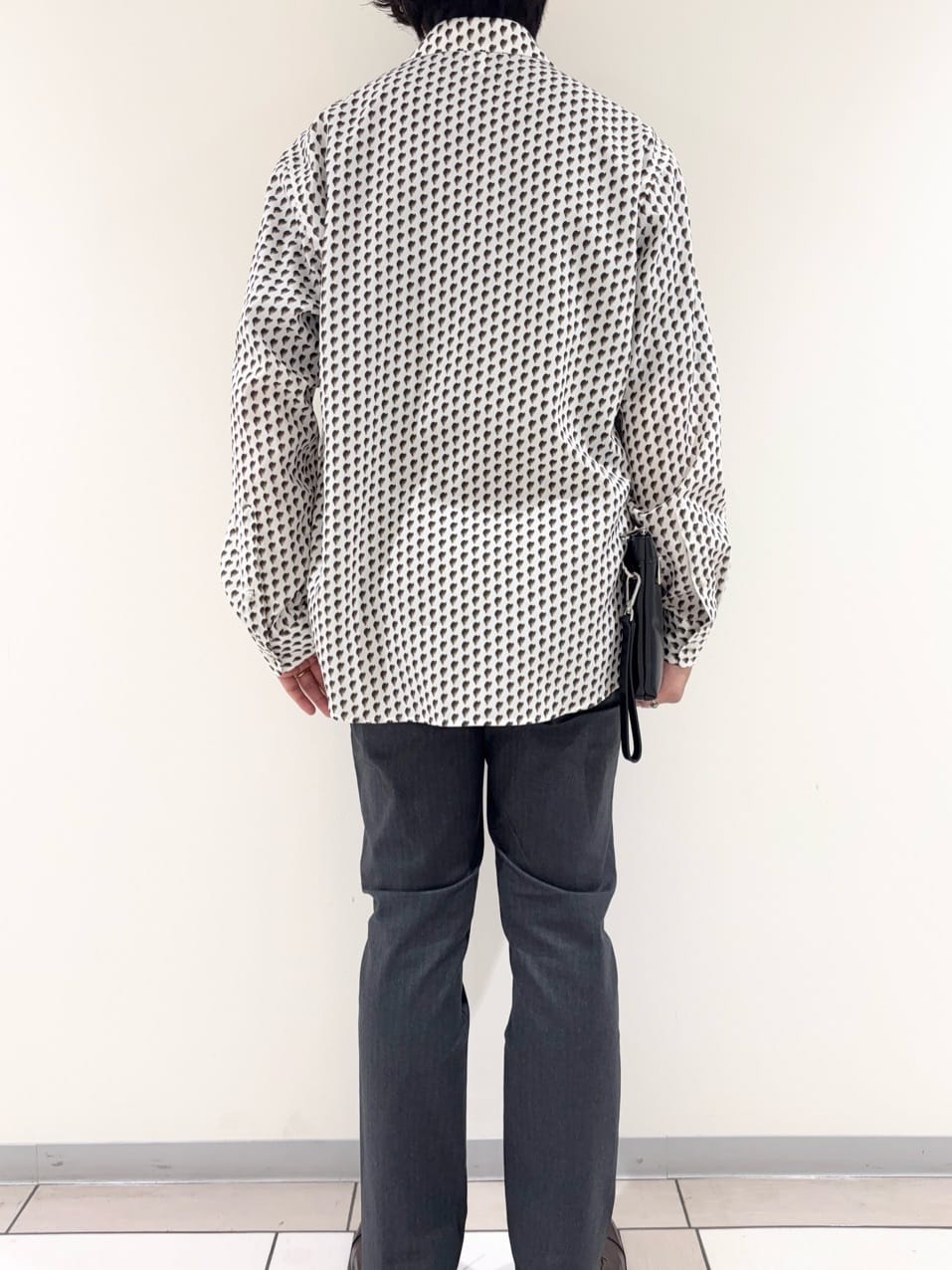 及川さんの「TAKEO KIKUCHI｜ボーラーハット柄 長袖シャツ」を使ったコーディネート