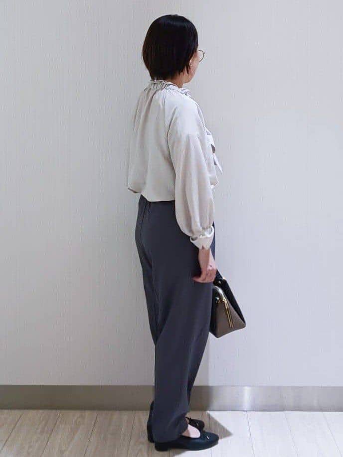 KaHoさんの「index｜ラメピンストライプイージーテーパードパンツ【洗濯機洗い可／ストレッチ】」を使ったコーディネート