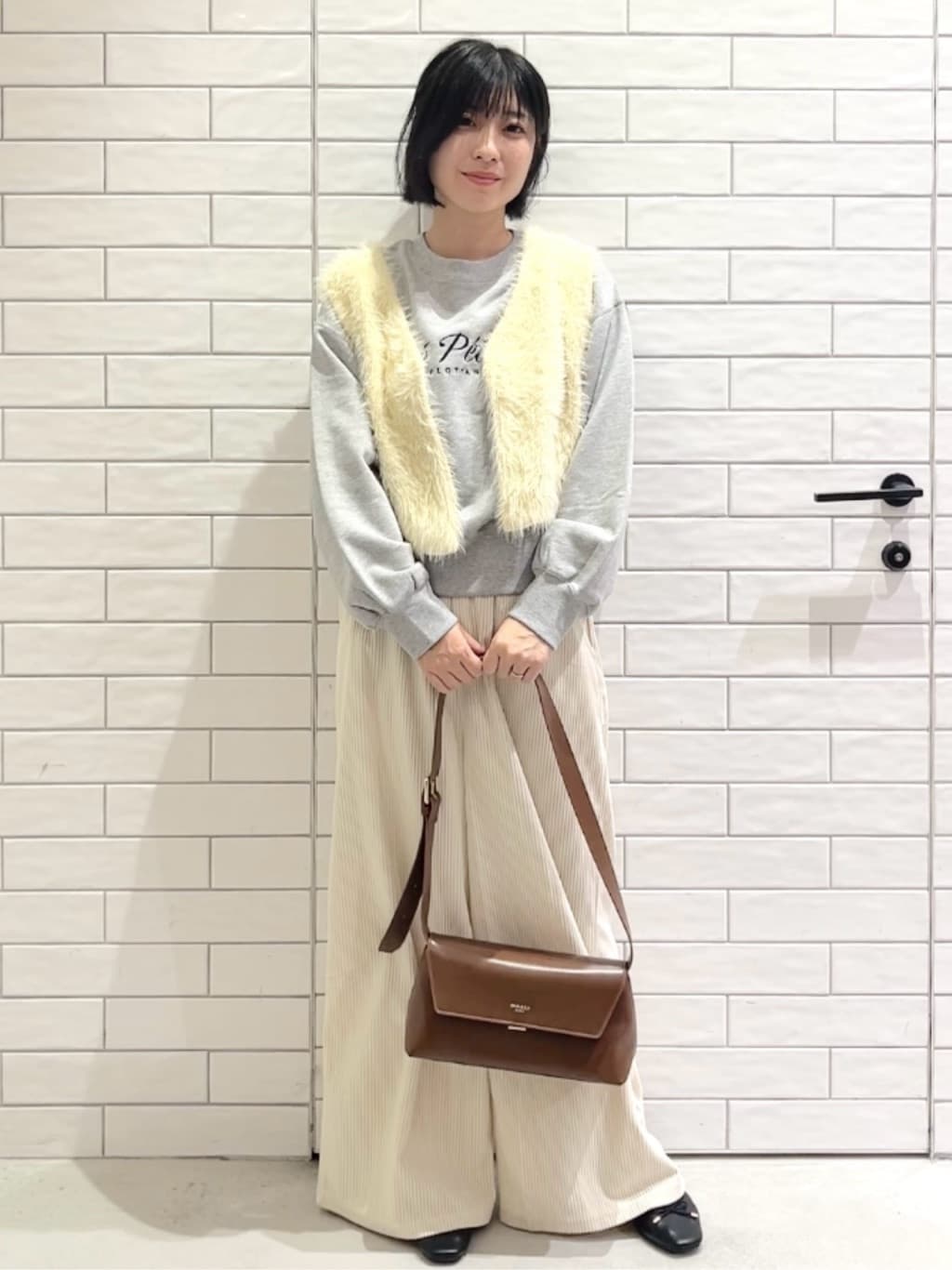 しおりさんの「OPAQUE.CLIP｜ゴーデュロイジャージイージーワイドパンツ【洗濯機OK】」を使ったコーディネート