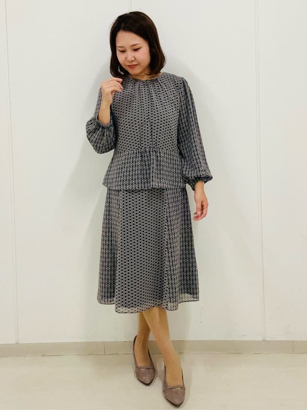 haseさんの「Reflect｜【きちんと見え／セットアップ可／通勤におすすめ◎】ペプラムプリントブラウス」を使ったコーディネート