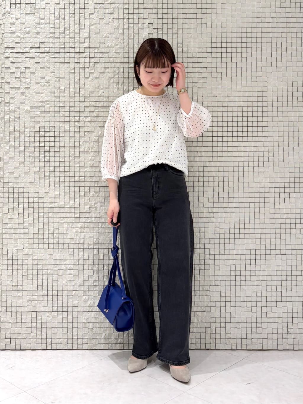 sakuさんの「INDIVI｜【褒められデニム】ワイドストレート デニムパンツ」を使ったコーディネート