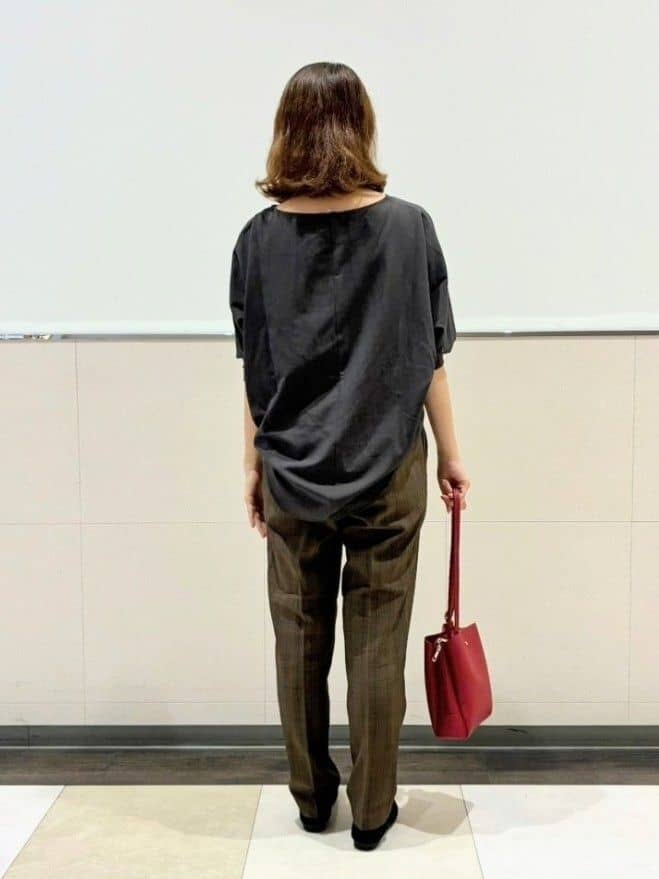 ジュンさんの「SHOO･LA･RUE｜【S-LL/チェック柄アソート】脚のラインをきれいに見せる タックテーパードパンツ」を使ったコーディネート