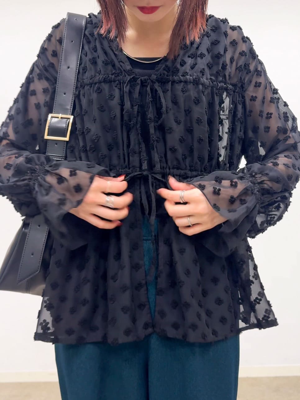 𝐜𝐡𝐢𝐤𝐚さんの「SHOO･LA･RUE｜華やかにさをプラスする シアードビー シャーリングブラウス」を使ったコーディネート