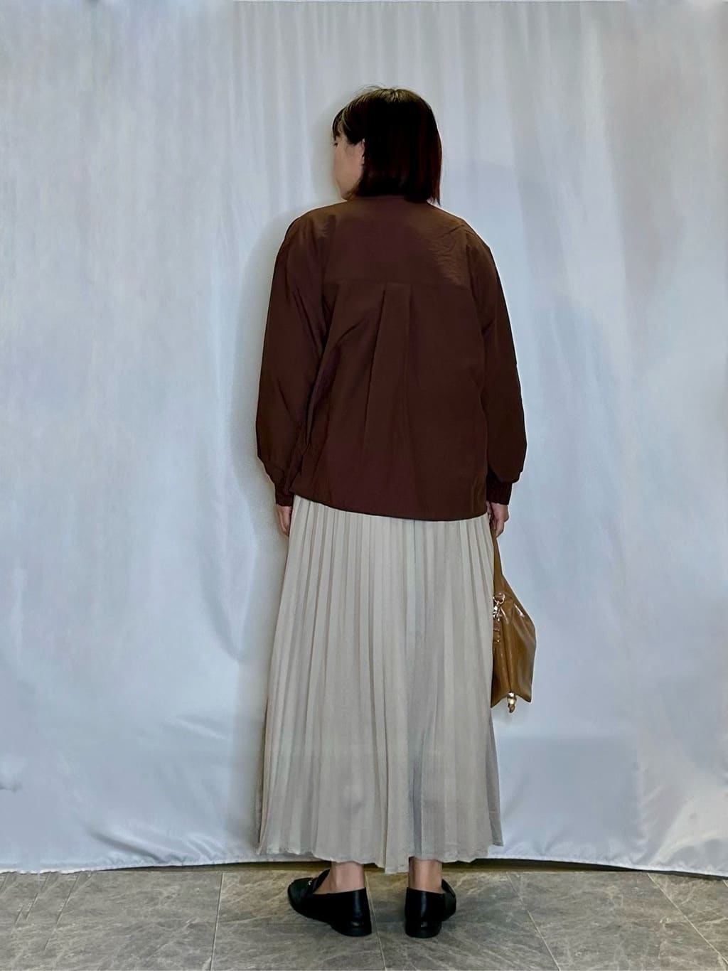 ネリさんの「SHOO･LA･RUE｜【洗濯機可】羽織りにもなる ビックポケットVネックシャツ」を使ったコーディネート