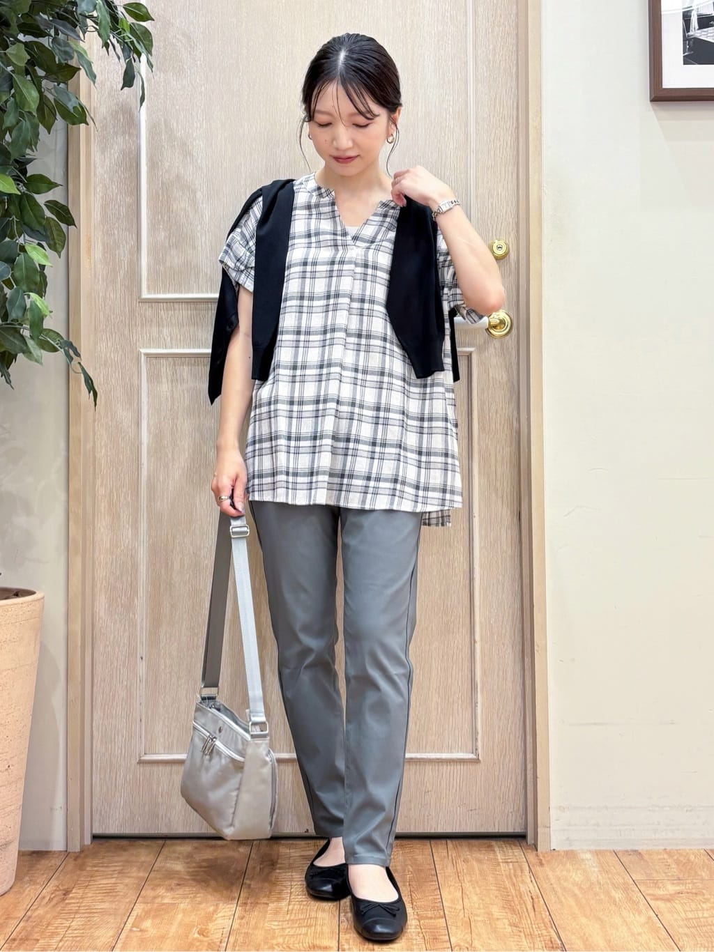 なみさんの「SHOO･LA･RUE｜【洗える/S-LL】上品なラメ使い クルーネック ニットカーディガン」を使ったコーディネート