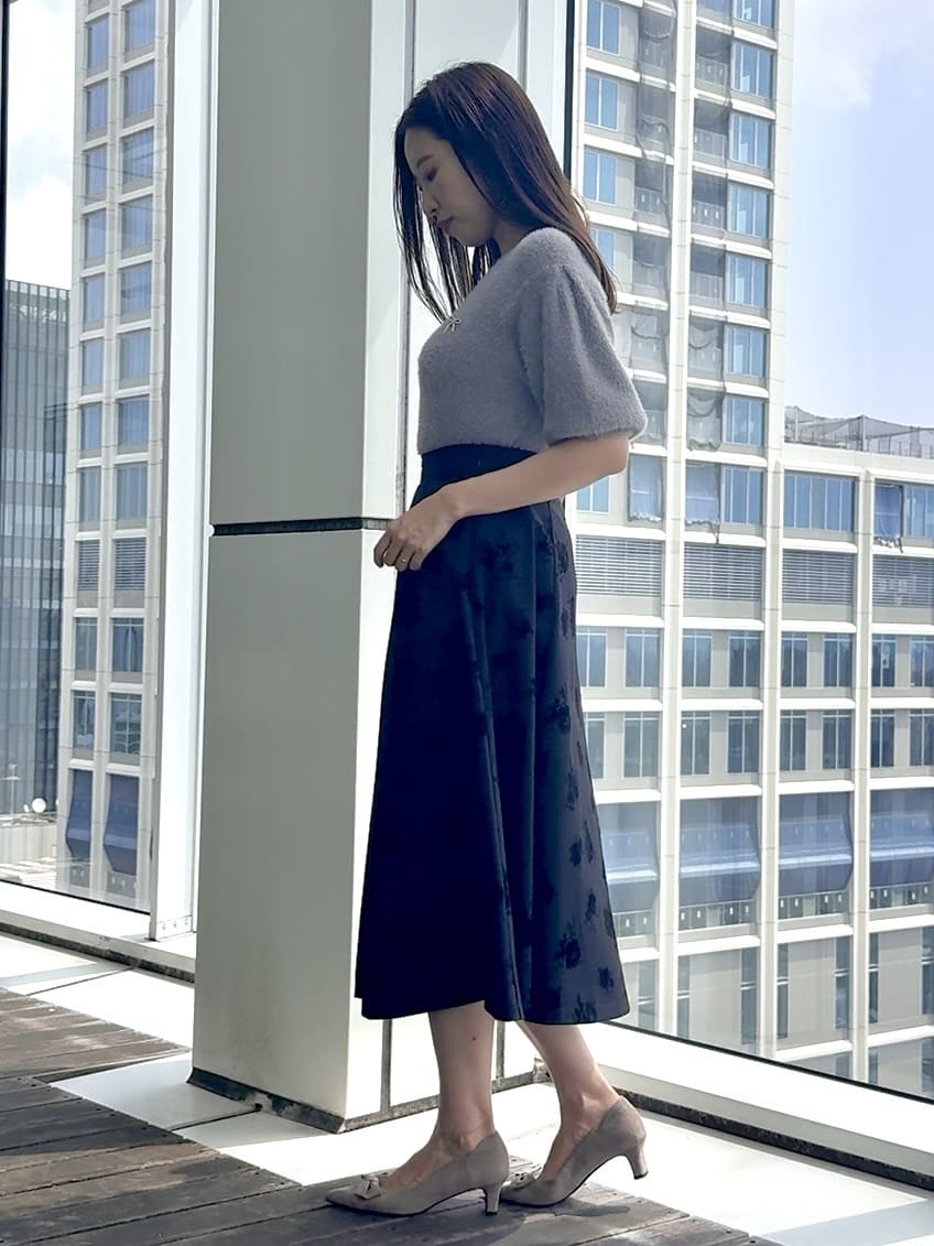 teiさんの「Couture brooch｜【美シルエット・通勤】フロッキーフラワープリントスカート」を使ったコーディネート
