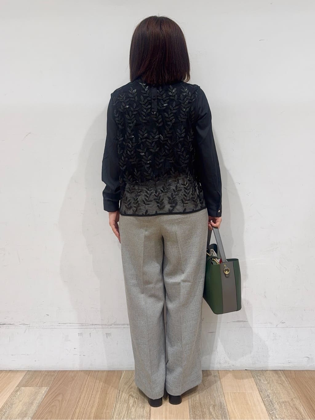 miさんの「grove｜リーフ刺繍スパンコールベスト＆ブラウスセット」を使ったコーディネート