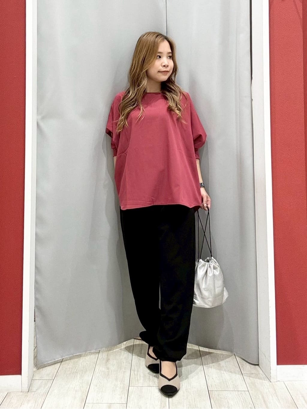 shioさんの「SHOO･LA･RUE｜【高レビュー/洗濯後しわになりにくい】1枚でサマ見え 8分袖ドルマンブラウス」を使ったコーディネート