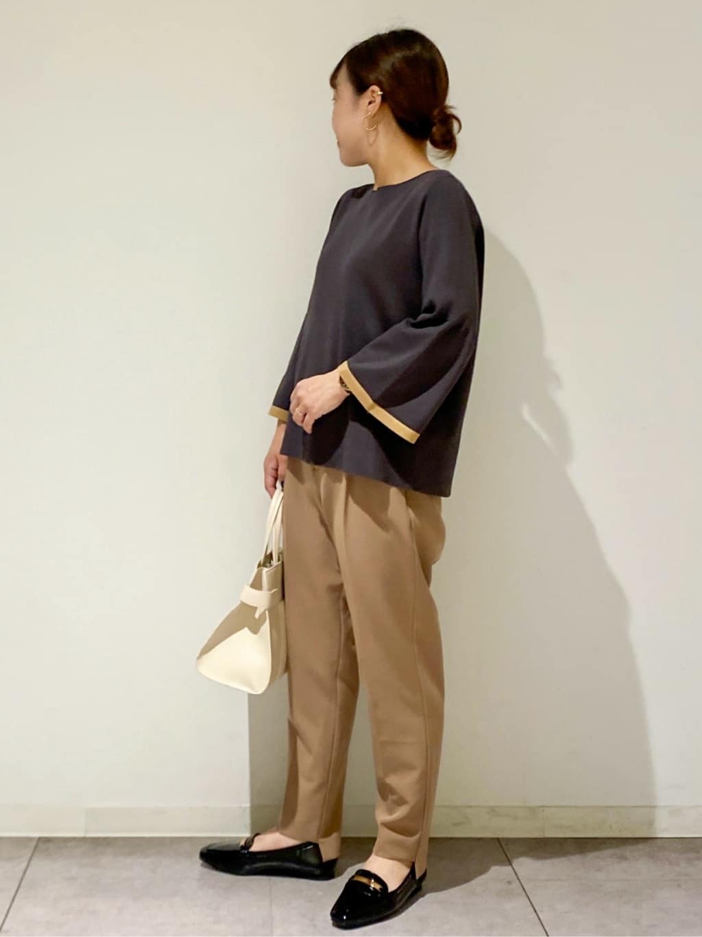 すずママさんの「OPAQUE.CLIP｜ステップヘムテーパードパンツ／セットアップ対応可【洗濯機洗い可】」を使ったコーディネート