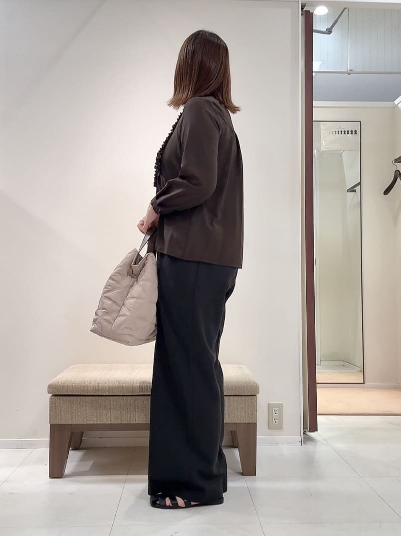 YUIさんの「UNTITLED｜【1枚で着映え/オンオフ着回し】フリルサテンブラウス」を使ったコーディネート