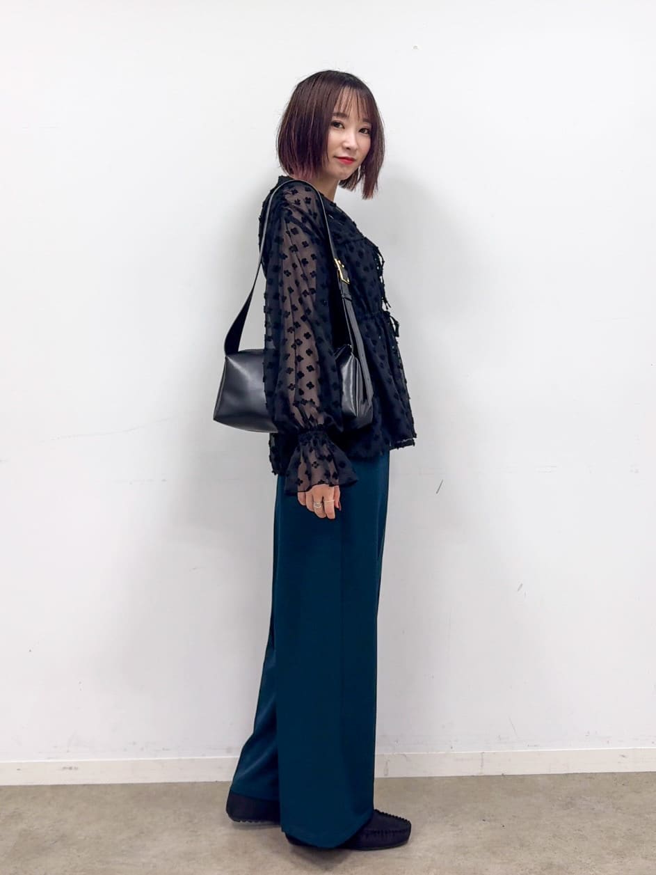 𝐜𝐡𝐢𝐤𝐚さんの「SHOO･LA･RUE｜華やかにさをプラスする シアードビー シャーリングブラウス」を使ったコーディネート